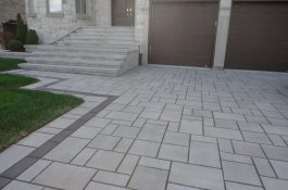 Escalier et entrée de garage en pavé-uni