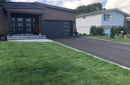 Driveway in asphalt with unistone trim