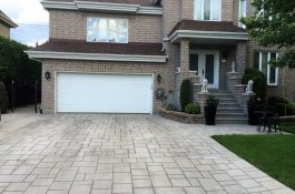 Entrée de garage en pavé-uni 